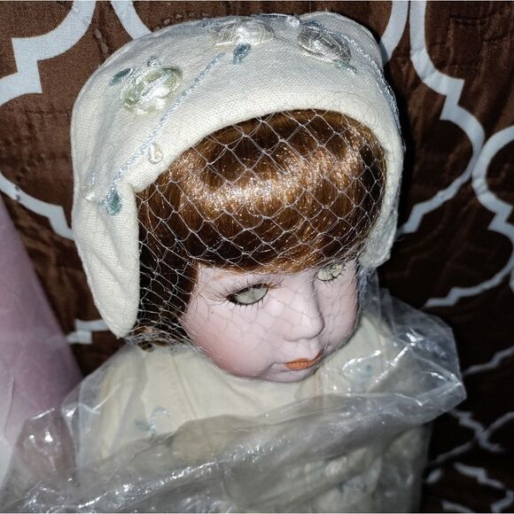 Collector's Porcelain vintage doll - Picture 5 of 12